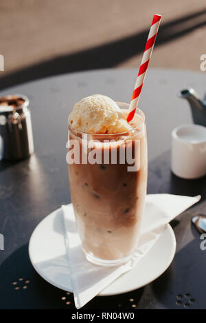 Iced Latte mit Eis Schwimmer Stockfoto
