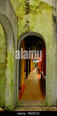 Eine Tür in der historischen Hainan Montagehalle in der UNESCO-Zentrale vietnamesischen Stadt Hoi An Stockfoto