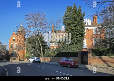 Kensington, London: Das Tower House (links), im Besitz von LED Zeplins Jimmy Page, neben Robbie Williams' Haus (rechts). Die beiden sind umstritten. Stockfoto