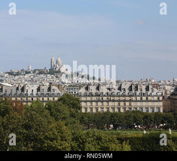 Basilika von Sacré-Coeur auf dem Hügel in Frankreich Paris vom Eiffelturm gesehen Stockfoto