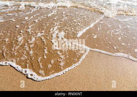 Weiche Welle der blauen Mittelmeer am Sandstrand. Hintergrund. Barcelona, Spanien. Stockfoto