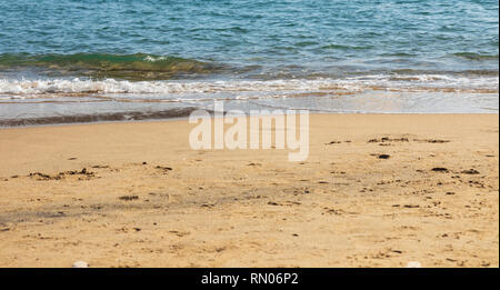 Weiche Welle der blauen Mittelmeer am Sandstrand. Hintergrund. Barcelona, Spanien. Stockfoto