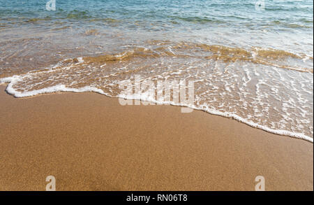 Weiche Welle der blauen Mittelmeer am Sandstrand. Hintergrund. Barcelona, Spanien. Stockfoto