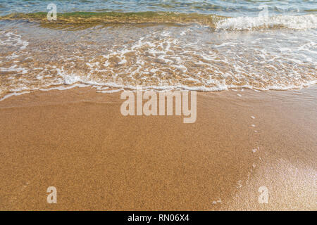 Weiche Welle der blauen Mittelmeer am Sandstrand. Hintergrund. Barcelona, Spanien. Stockfoto