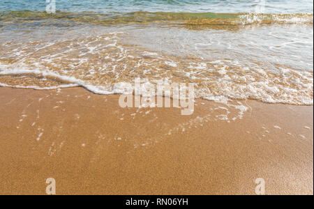 Weiche Welle der blauen Mittelmeer am Sandstrand. Hintergrund. Barcelona, Spanien. Stockfoto