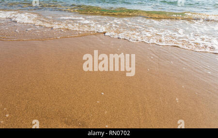 Weiche Welle der blauen Mittelmeer am Sandstrand. Hintergrund. Barcelona, Spanien. Stockfoto