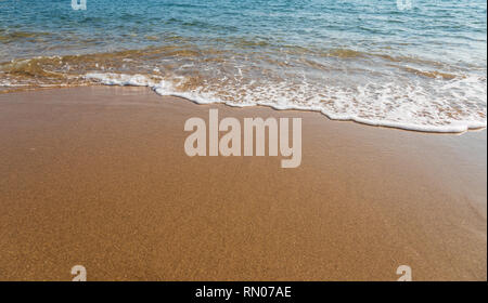 Weiche Welle der blauen Mittelmeer am Sandstrand. Hintergrund. Barcelona, Spanien. Stockfoto