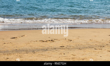 Weiche Welle der blauen Mittelmeer am Sandstrand. Hintergrund. Barcelona, Spanien. Stockfoto