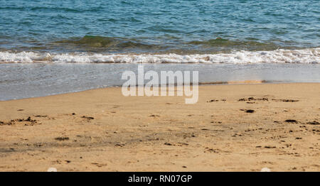 Weiche Welle der blauen Mittelmeer am Sandstrand. Hintergrund. Barcelona, Spanien. Stockfoto