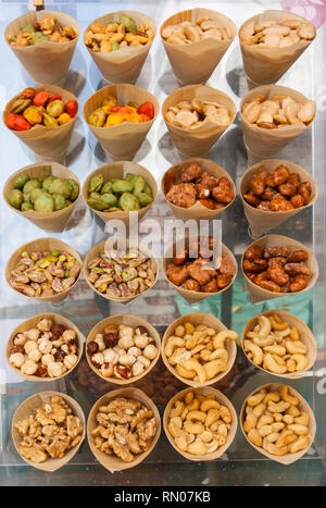 Bild verschiedene Nüsse in einem Stall in Marbella, Verkauf von Erdnuss Erbsen verkauft Sonnenblumenkerne Kürbiskerne Cashewkerne pistachi. Stockfoto