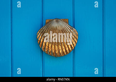 Bild von aDoor mit Messing Türklopfer in Form einer Muschel, schöne Eingang zum Haus, vintage Dekoration. Maro, in der Nähe von Marbella, Spanien. Stockfoto