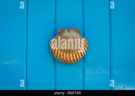 Bild von aDoor mit Messing Türklopfer in Form einer Muschel, schöne Eingang zum Haus, vintage Dekoration. Maro, in der Nähe von Marbella, Spanien. Stockfoto