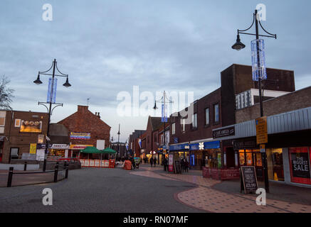 Dämmerung im Eagle Square in Arnold, Nottingham, Nottinghamshire England Großbritannien Stockfoto