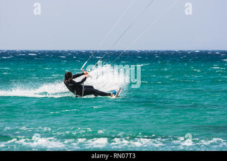 Bild von einem Kite Surfer, die schwierigen Tricks bei starkem Wind. Extrme Sport in Tarifa, Andalusien, Spanien schoß Stockfoto