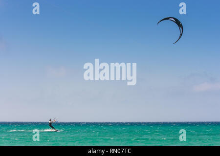 Bild von einem Kite Surfer, die schwierigen Tricks bei starkem Wind. Extrme Sport in Tarifa, Andalusien, Spanien schoß Stockfoto