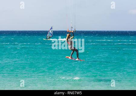 Bild von einem Kite Surfer, die schwierigen Tricks bei starkem Wind. Extrme Sport in Tarifa, Andalusien, Spanien schoß Stockfoto