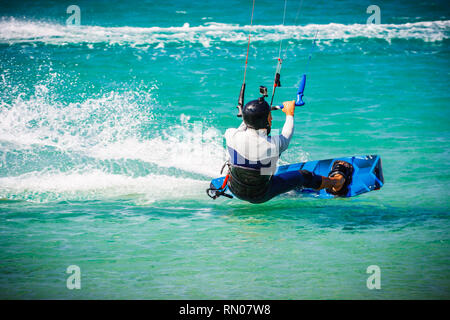 Bild von einem Kite Surfer, die schwierigen Tricks bei starkem Wind. Extrme Sport in Tarifa, Andalusien, Spanien schoß Stockfoto