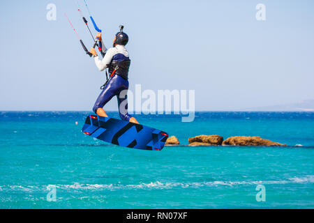 Bild von einem Kite Surfer, die schwierigen Tricks bei starkem Wind. Extrme Sport in Tarifa, Andalusien, Spanien schoß Stockfoto