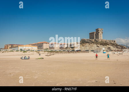 Bild von der alten Burg von Santa Catalina, am Strand von Tarifa. Berühmte Stelle für das Kitesurfen in Andalusien, Spanien Stockfoto