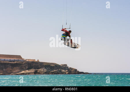 Bild von einem Kite Surfer, die schwierigen Tricks bei starkem Wind. Extrme Sport in Tarifa, Andalusien, Spanien schoß Stockfoto