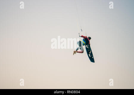 Bild von einem Kite Surfer, die schwierigen Tricks bei starkem Wind. Extrme Sport in Tarifa, Andalusien, Spanien schoß Stockfoto