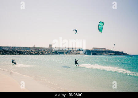 Bild von einem Kite Surfer, die schwierigen Tricks bei starkem Wind. Extrme Sport in Tarifa, Andalusien, Spanien schoß Stockfoto