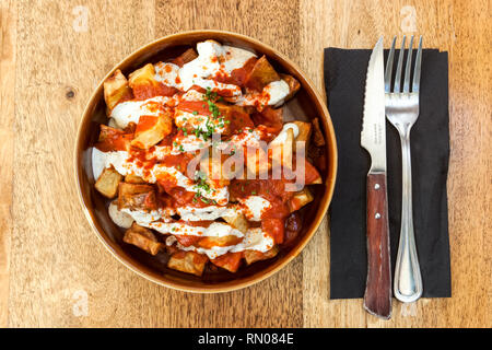Bild von einem Gericht von Papas bravas, mit Kartoffeln, Paprika ad Knoblauch. Typische Mahlzeit aus Tarifa, Andalusien, Spanien. Stockfoto