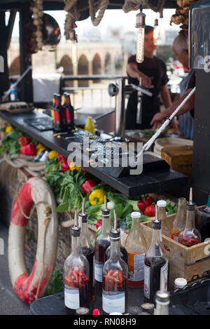 Grill Bar am Hafen Stockfoto
