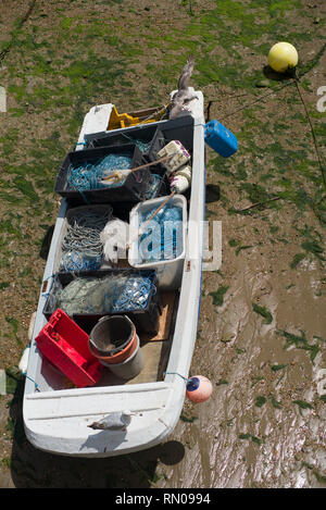 Altes Boot voller Boxen der Fischernetze Stockfoto