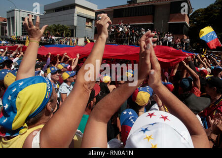 Caracas, Venezuela. 02 Feb, 2019. Hunderte protestieren die "illegitimität" von Nicolas Maduro Regierung in Caracas, Venezuela zu denunzieren. Präsident o Stockfoto