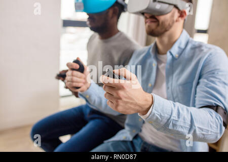 Zwei business Personen entwickeln ein Projekt mit Virtual reality Brillen. Das Konzept der Technologien der Zukunft Stockfoto