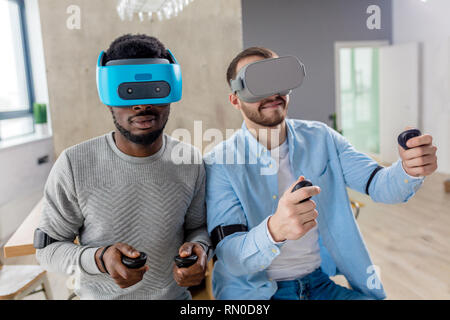 Zwei business Personen entwickeln ein Projekt mit Virtual reality Brillen. Das Konzept der Technologien der Zukunft Stockfoto