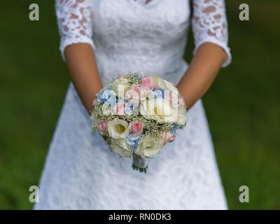 Schöne Ausschreibung wedding bouquet Creme Rosen und eustoma Blumen in den Händen der Braut. Stockfoto