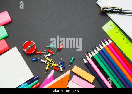 Schule-Versorgungsmaterialien auf Tafel Hintergrund bereit für Ihr design Stockfoto