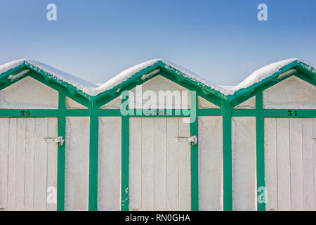 Blick auf einige "Kabinen" (Strandhütten) im Schnee in Riccione, in der Emilia Romagna, Italien. Stockfoto