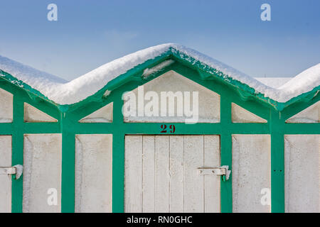 Blick auf einige "Kabinen" (Strandhütten) im Schnee in Riccione, in der Emilia Romagna, Italien. Stockfoto