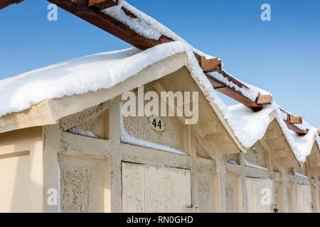 Blick auf einige "Kabinen" (Strandhütten) im Schnee in Riccione, in der Emilia Romagna, Italien. Stockfoto