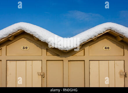 Blick auf einige "Kabinen" (Strandhütten) im Schnee in Riccione, in der Emilia Romagna, Italien. Stockfoto