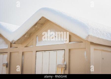 Blick auf einige "Kabinen" (Strandhütten) im Schnee in Riccione, in der Emilia Romagna, Italien. Stockfoto