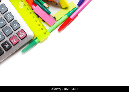 Schule Schreibwaren isoliert auf weißem Hintergrund. top View Stockfoto