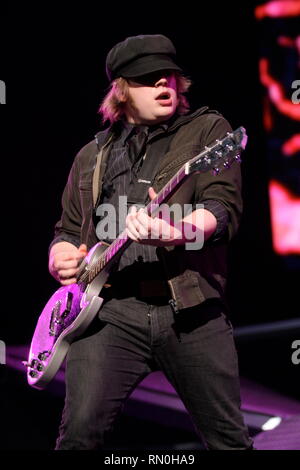 Fall Out Boy Sänger und Gitarrist Patrick Stump dargestellt auf der Bühne während einer "live"-Konzert aussehen. Stockfoto