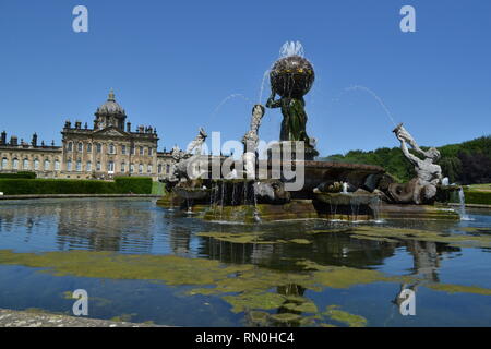 Castle Howard Atlas Brunnen und Haus-sonnigen Sommertag in der Nähe von York, Yorkshire in England. Stockfoto