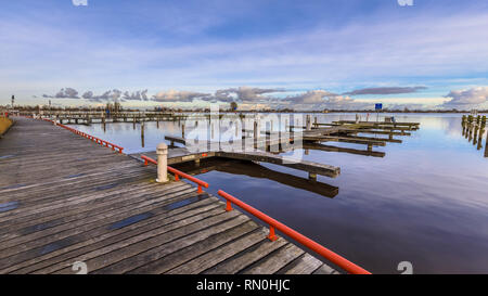 Leer hölzerne Stege in der Marina auf dem Lake Shore in Friesland, Niederlande Stockfoto