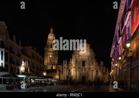Murcia, Spanien; Februar 2017: Nacht Blick über den Hauptplatz und die Fassade der Kathedrale von Murcia in Spanien Stockfoto