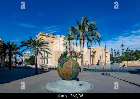 Elche, Alicante, Spanien; Februar 2017: Altamira Schloss weiter in der Nähe von El Palmeral in Elche, Es wurde ursprünglich im 12. und 13. Jahrhundert Stockfoto