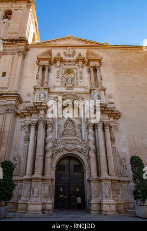 Elche, Alicante, Spanien; Februar 2017: Blick auf die Basilika von Santa Maria im historischen Zentrum der Stadt Elche Stockfoto