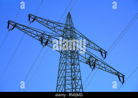 Strom pylon, elektrische Übertragung Turm, gegen den blauen Himmel Hintergrund. Energie Power Tower in Deutschland. Stockfoto