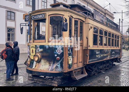 Ausfahrt der Straßenbahnlinie 18, die Sie in der Stadt Porto, Portugal, Europa zu Praca da Batalha oder Foz nehmen können Stockfoto