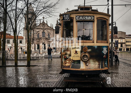 Ausfahrt der Straßenbahnlinie 18, die Sie in der Stadt Porto, Portugal, Europa zu Praca da Batalha oder Foz nehmen können Stockfoto