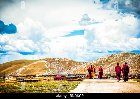 Tagong, China am 12. Mai 2015 - Blick auf die Gruppe der tibetischen Mönche wandern in der Bergwelt Stockfoto